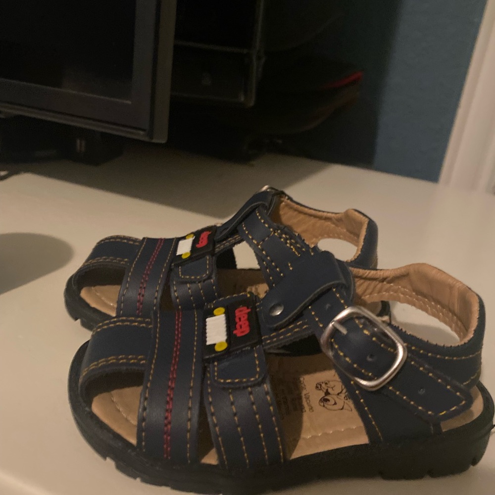 New sandals for boy size 6 in navy blue